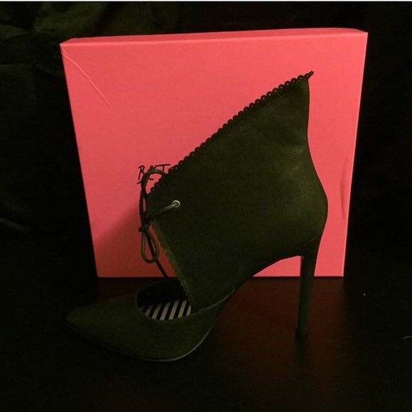 Betsey Johnson black strut heels. - Picture 3 of 4
