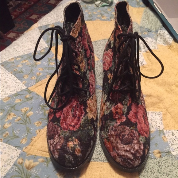 Size 10 (US), Floral 2 1/2 inch heels. - Picture 2 of 4