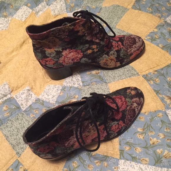 Size 10 (US), Floral 2 1/2 inch heels. - Picture 3 of 4