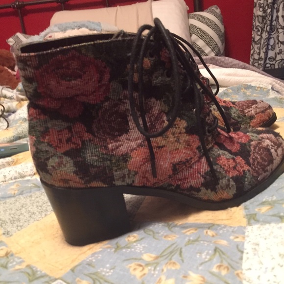 Size 10 (US), Floral 2 1/2 inch heels. - Picture 4 of 4