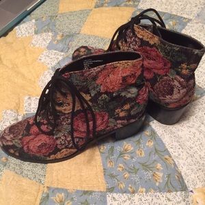 Size 10 (US), Floral 2 1/2 inch heels.