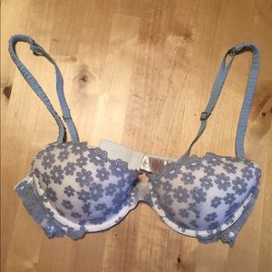 Elegant underwire floral appliqué bra.