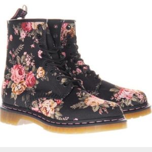 FLORAL PRINT DOC MARTENS