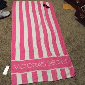 VS BEACH TOWEL W FREE VS PINK SUNNIES