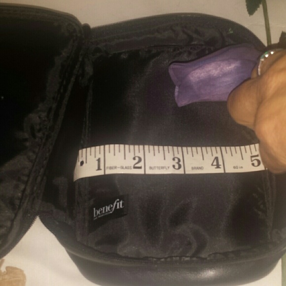 Benefit Cosmetic Bag Hold - Picture 4 of 4