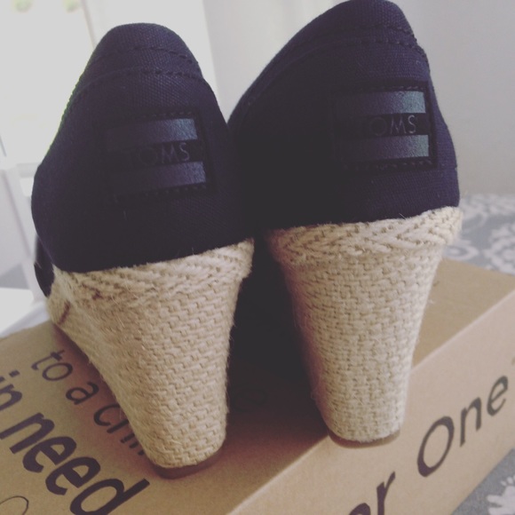 New black TOMS wedges - Picture 3 of 4