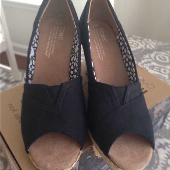 New black TOMS wedges - Picture 2 of 4