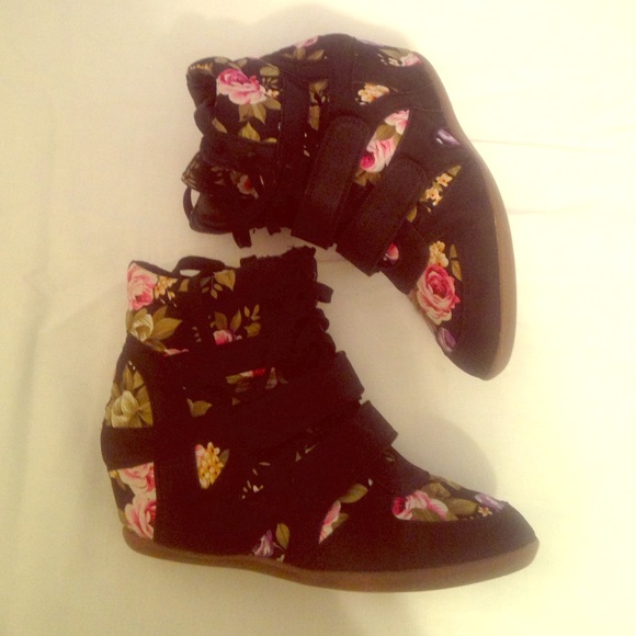 Wedge floral sneakers.