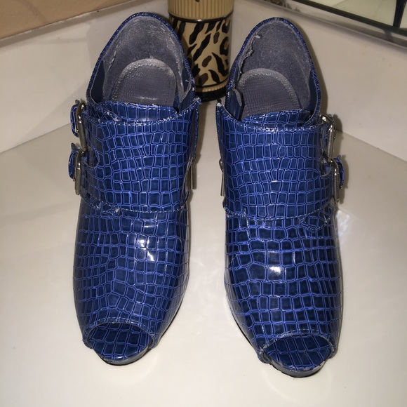 Blue peep toe Croc Style Shoe