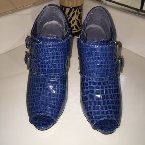 Blue peep toe Croc Style Shoe