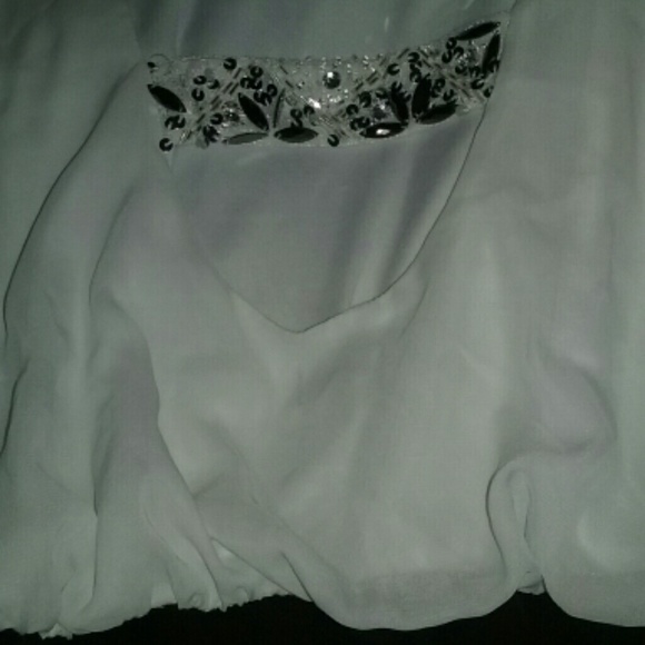 SOLD.     White, Black, silver 👗