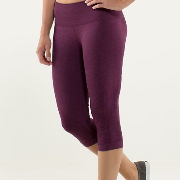 ⭐⭐️SOLD⭐️⭐️🍋lululemon Bordeaux In The Flow Crop