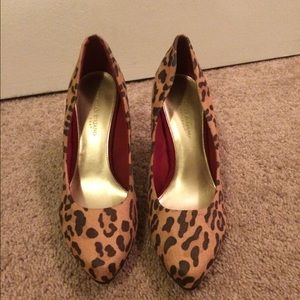 Animal print, pointed toe heels
