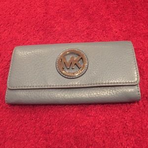 Michael Kors Carryall Leather Wallet (grey)