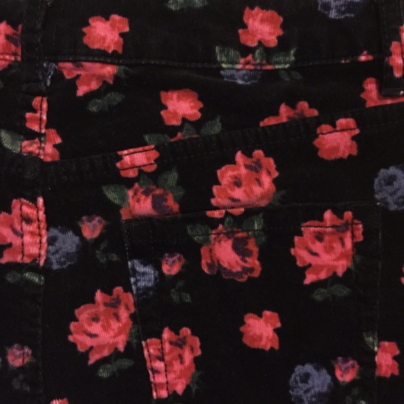 High Waisted Floral Corduroy Shorts - Picture 4 of 4