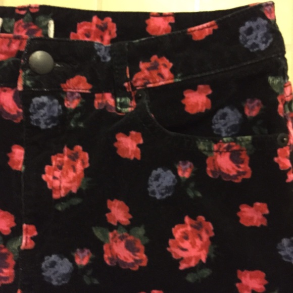 High Waisted Floral Corduroy Shorts - Picture 3 of 4