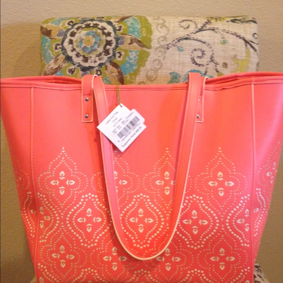 NWT VERA BRADLEY LASER CUT TOTE