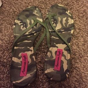 🌴American eagle camo flip flops🌴