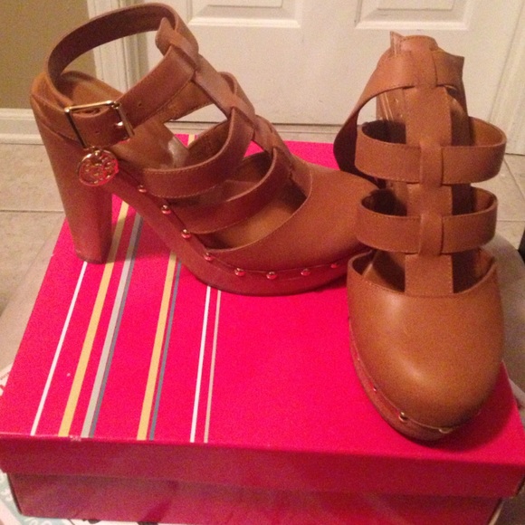 Shoes - Picture 1 of 4