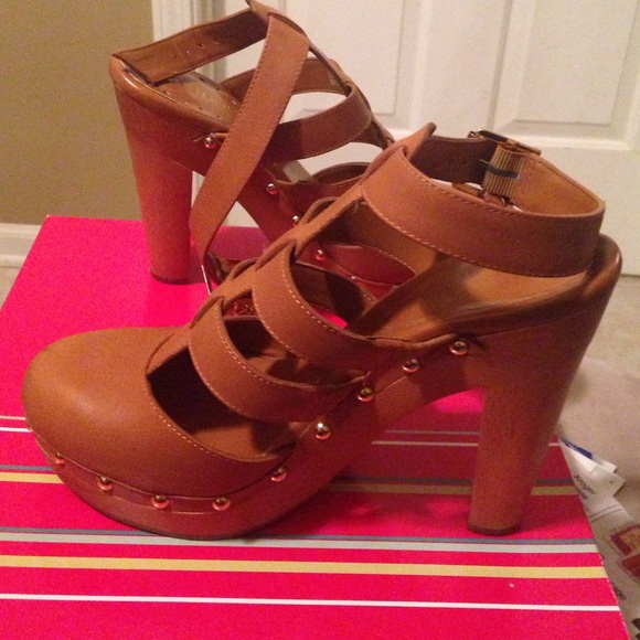 Shoes - Picture 3 of 4