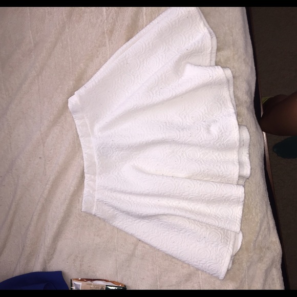 🚨SOLD ON Ⓜ️🚨Quilted white skater skirt - Picture 2 of 2