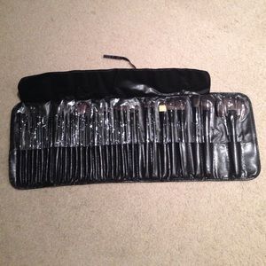 32 PIECE MAKEUP BRUSH SET