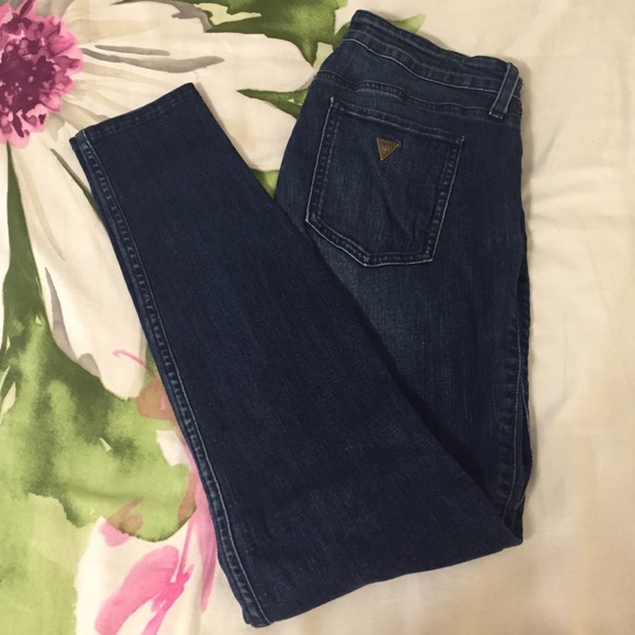 Guess Light-medium wash skinny jeans.