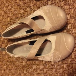 Flats with side strap