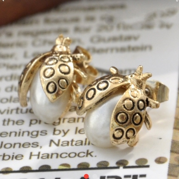 Jewelry - Ladybug pearl stud earrings
