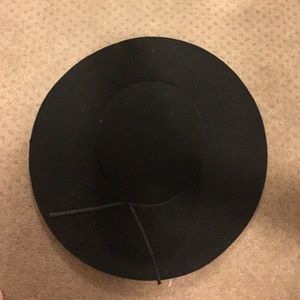 Black wide brim structured hat