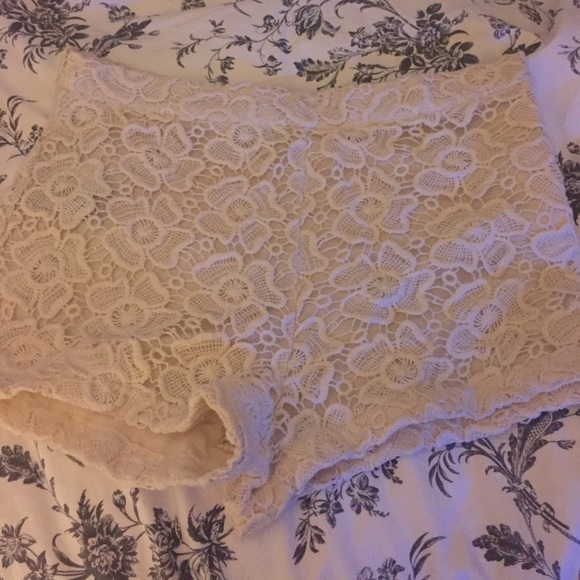 Comfy creme shorts