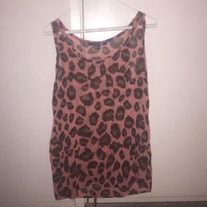🎁Salmon colored cheetah top