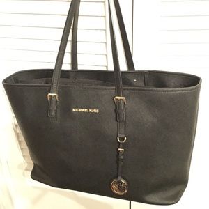 Michael Kors Jet set  w/laptop sleeve - Saffiano