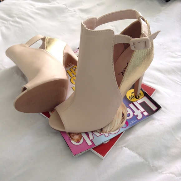 nude/gold open toe heels