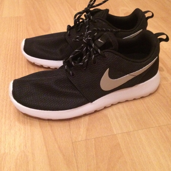 Nike Shoes - Black roshes