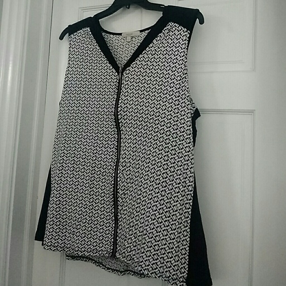 Black and White Zippered Top