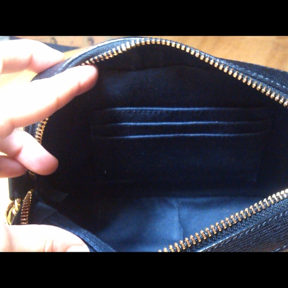 ❌ SOLD ❌9/1 HOST PICK Leather Coach Wristlet - Picture 4 of 4