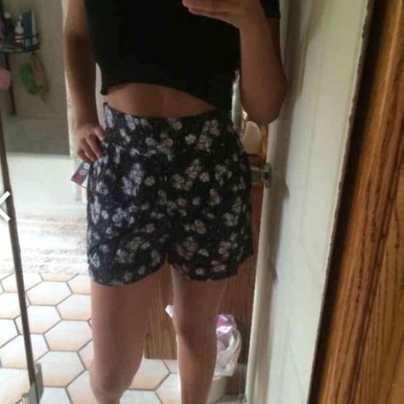 NWT high waisted shorts - Picture 3 of 4