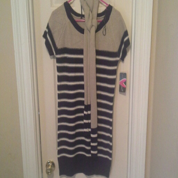 Size X Large Navy/Tan Sweater Scarf Combo