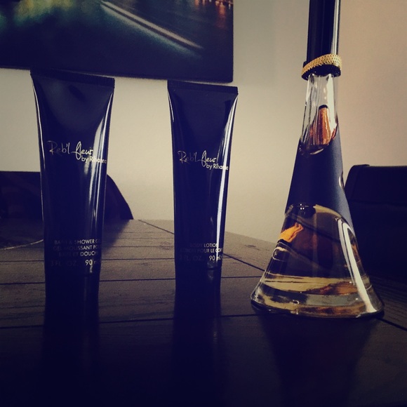 Reb'l fleur By: Rihanna ❤️😍