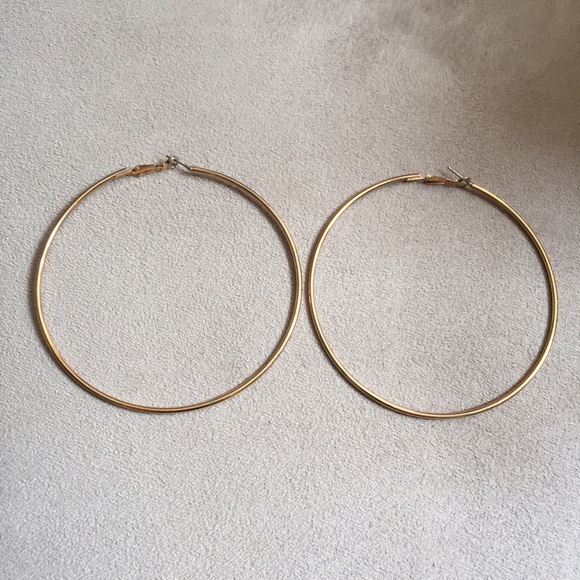 Jewelry - 🐝Gold color hoop earrings