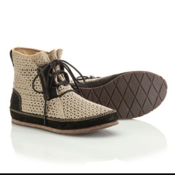 Sorel tan Ensenada canvas ankle booties 8.5