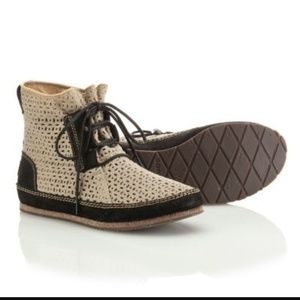 Sorel tan Ensenada canvas ankle booties 8.5