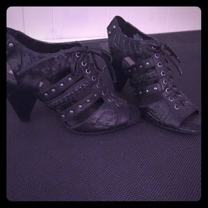 Like new black heels by Simply Vera Wang