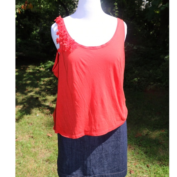 ⬇️ Coral plus size top with floral detail