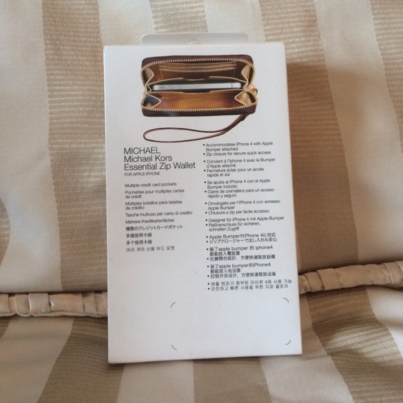 Michael Kors Zip Wallet - Picture 2 of 3