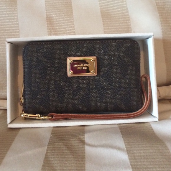 Michael Kors Zip Wallet - Picture 3 of 3