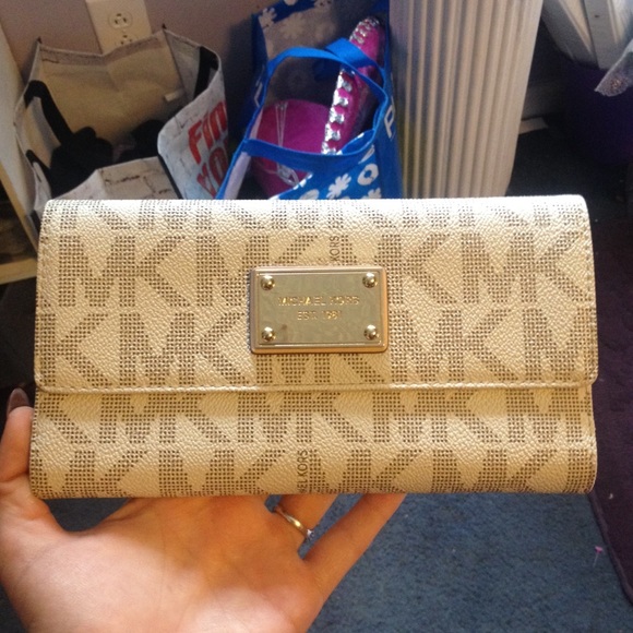Additional pictures of Michael Kors wallet