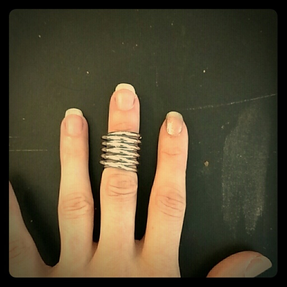 Spiral mid-finger ring