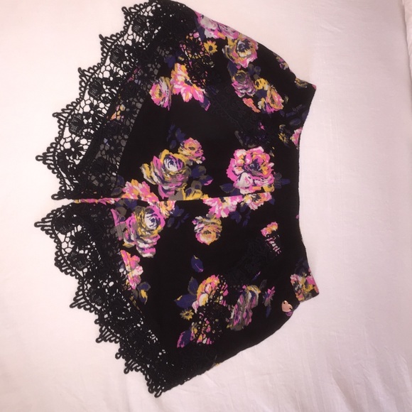 Kendall & Kylie Pants - Kendall and Kylie high rise lace trimmed shorts